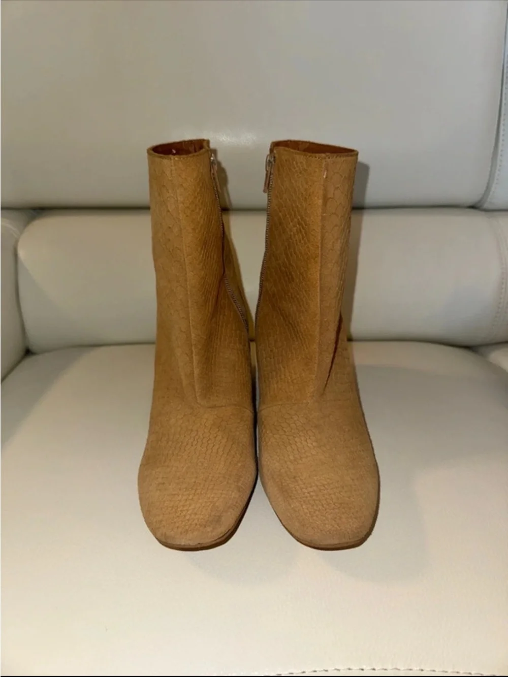 FREE PEOPLE WOMEN’S TAN SUEDE BLOCK HEEL ANKLE BOOTS